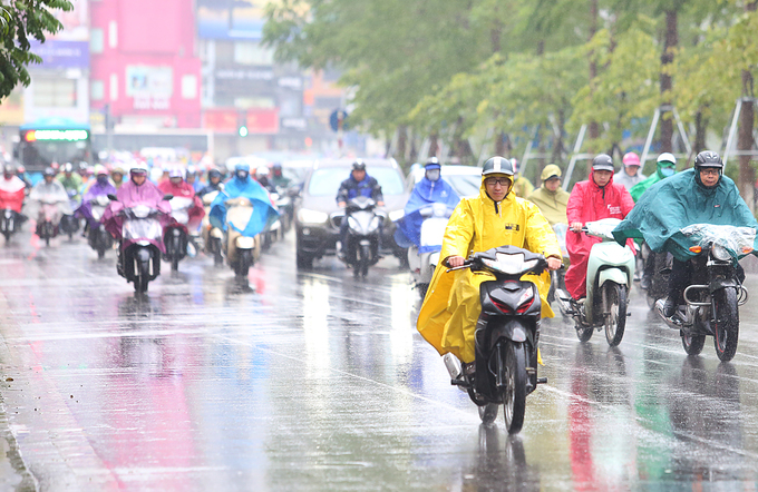 Người Hà Nội đốt lửa xua giá rét